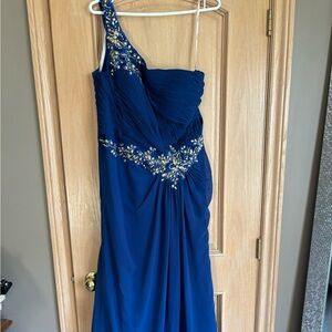 Tony Bowls gown - never worn but the tags are gone. Beautiful design and color!